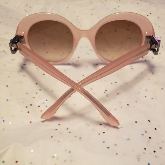 Fendi Authentic women\'s peekaboo sunglasses